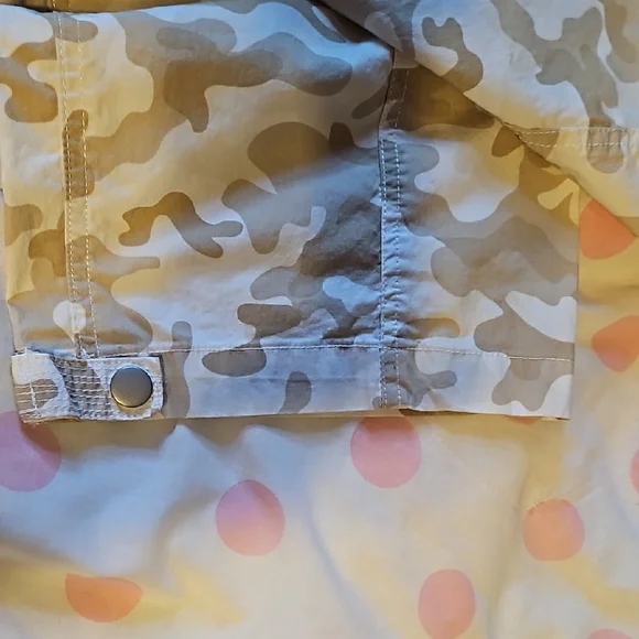 Cato, size 16 Camouflage Capris Cargo Pants - Picture 7 of 15